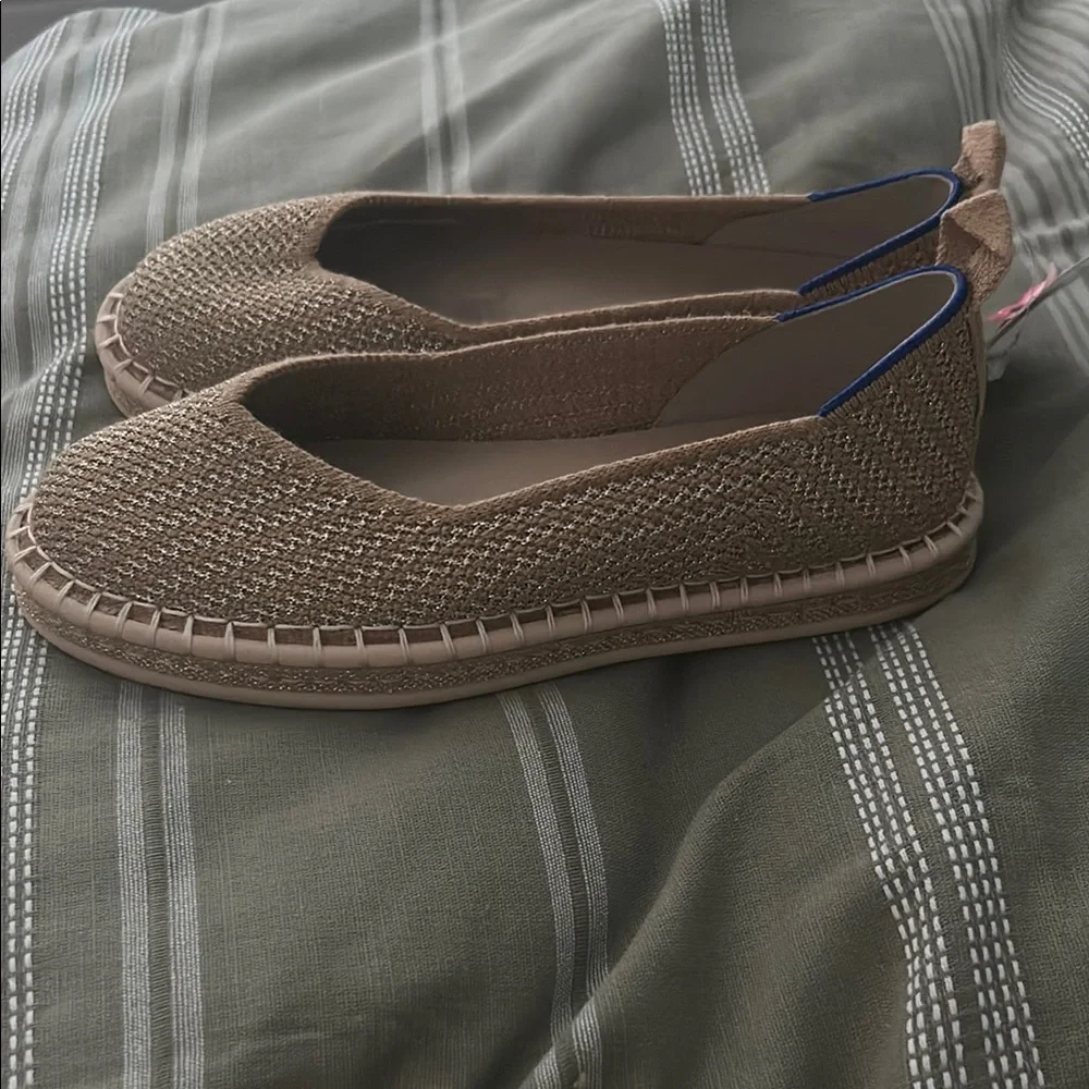 Rothy's Tan Ballet Flats Comfortable Versatile Design (NEVER WORN) - Picture 2 of 5